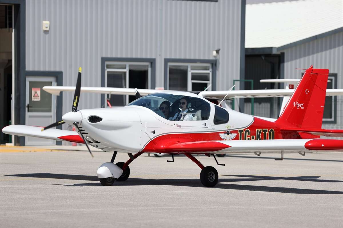 Konya’da öğretmen anne, pilot kızının mezuniyetiyle havalara uçtu 6